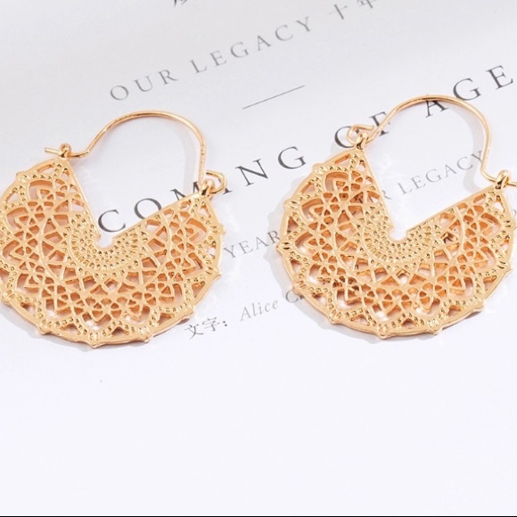 New Gold Intricate Designed Earrings - Picture 4 of 5